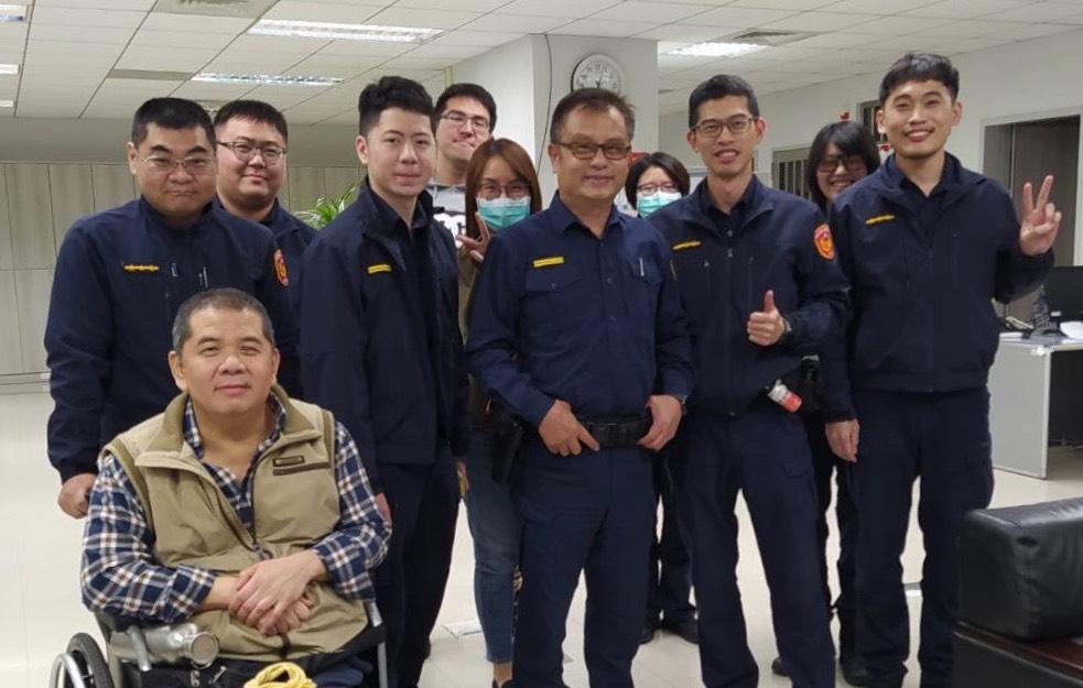 松山分局員警何信明(前排左一),於27年前追捕匪徒導致下半身癱瘓,近日因器官衰竭病逝。(松山分局提供)