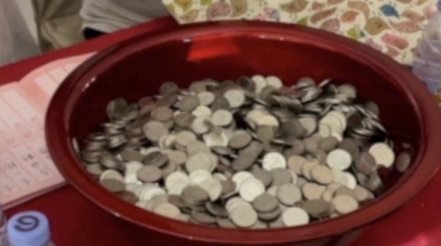 新郎結婚當天死黨對他惡作劇，包了3,000枚1元硬幣，收禮人員看到都傻眼了。（翻攝自網易新聞）