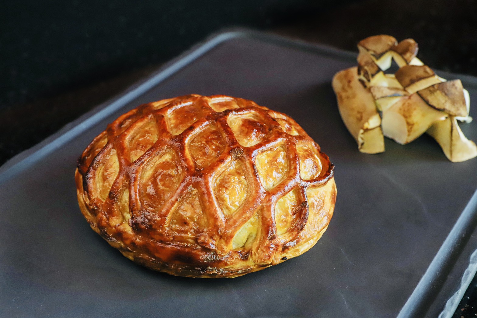  N°168 PRIME推出「一秒變大廚Oui Chef」 冷凍系列，將英國經典名菜「威靈頓牛排」作為主打。（N°168 PRIME提供）