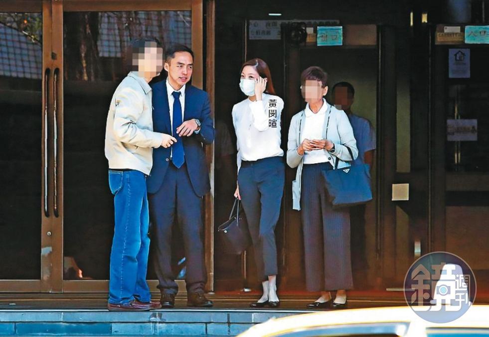 黃閔暄5年前與李姓超跑業務傳出緋聞，被李妻挨告涉及妨害家庭及侵占，雙方後來和解，全案不起訴。圖為黃與律師出庭畫面。