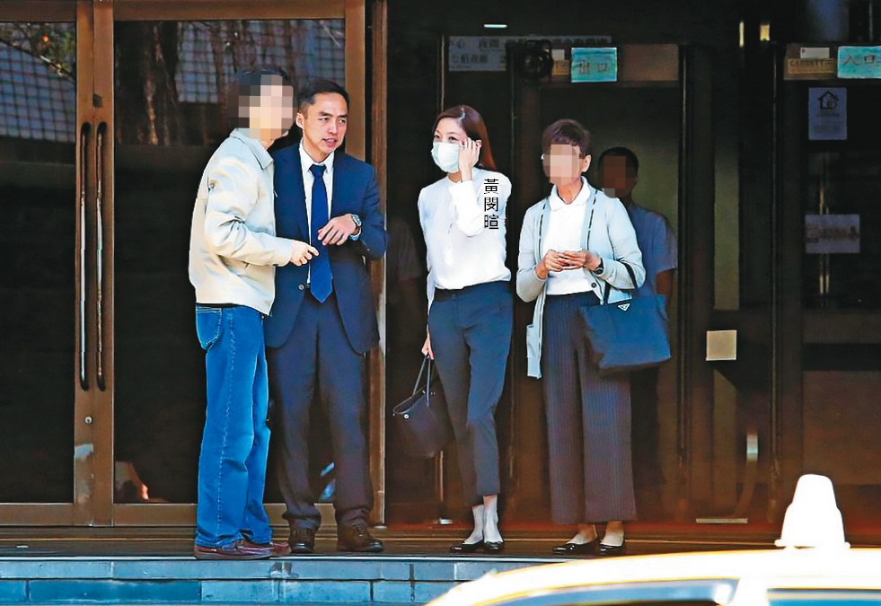 黃閔暄5年前與李姓超跑業務傳出緋聞，被李妻挨告涉及妨害家庭及侵占，雙方後來和解，全案不起訴。圖為黃與律師出庭畫面。