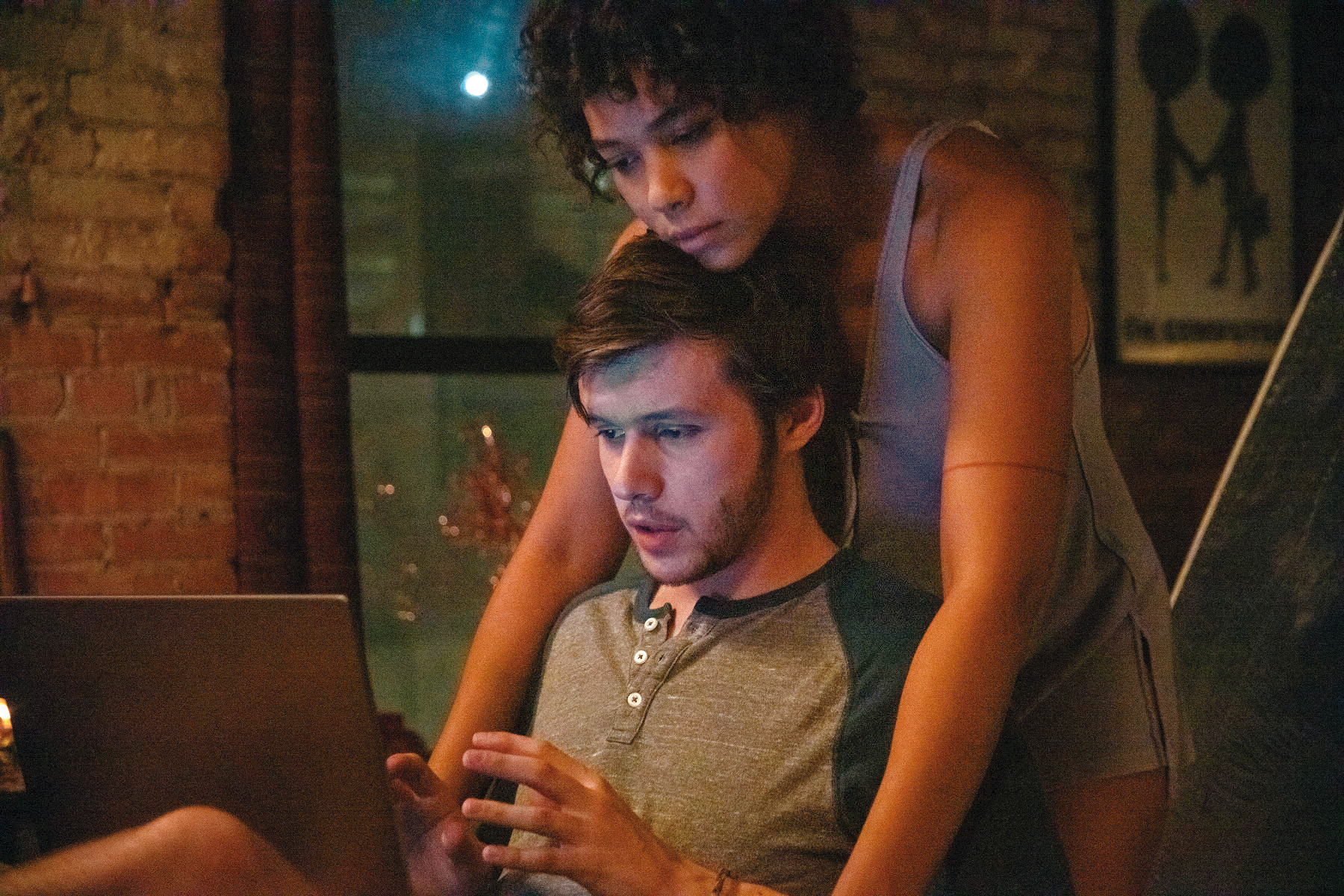 改編非法交易暗網「絲路」創建的真實故事，電影有高科技元素，但調性太老氣。（采昌提供）