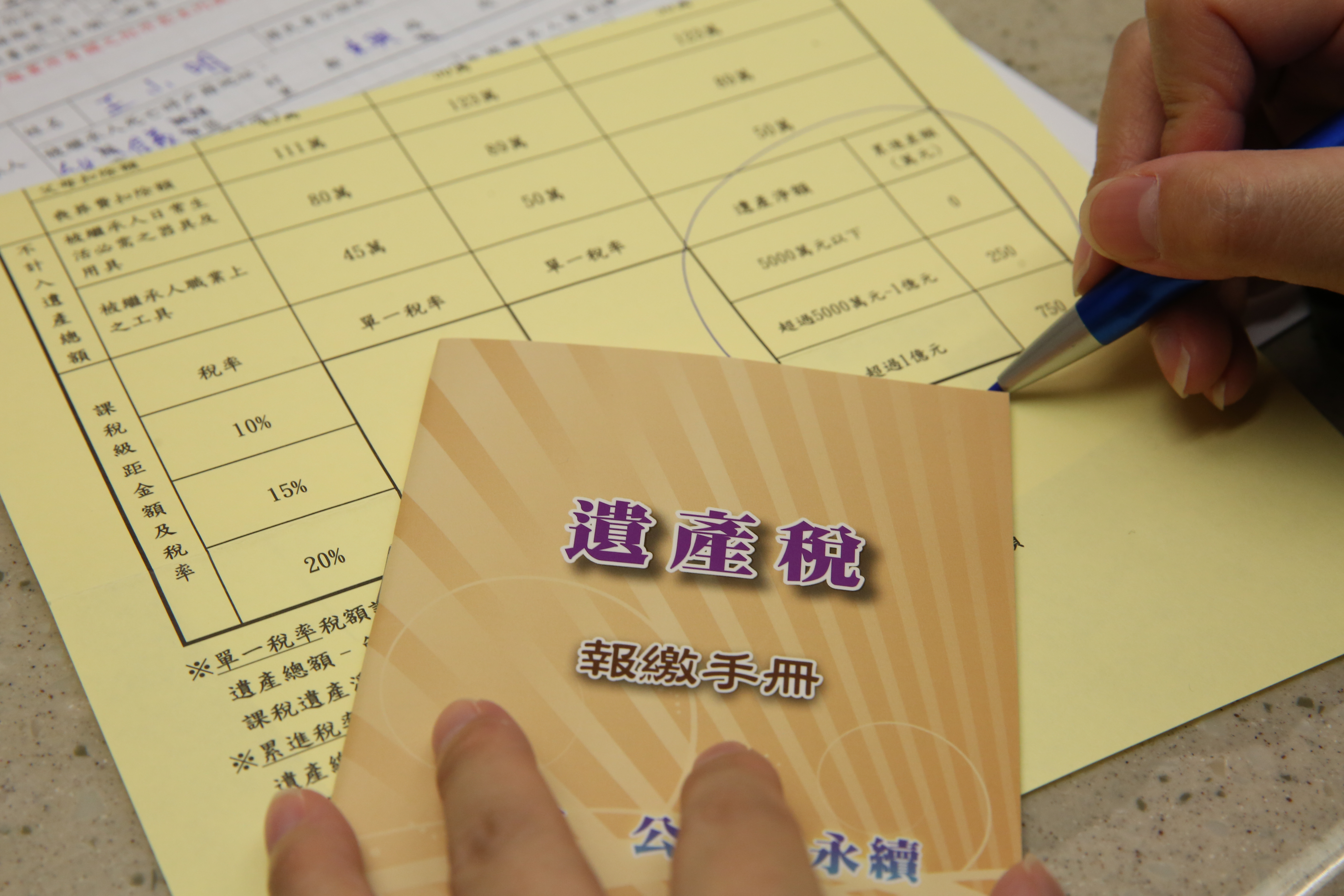 蔡伯府驟逝近半年，遺孀黃閔暄為了確保自身權益，向法院提請展延提出遺產清冊。