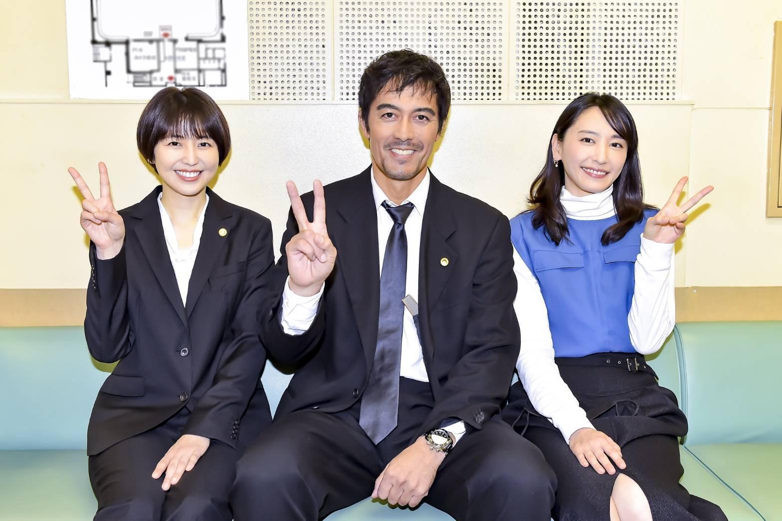 新垣結衣（右）婚後首次露臉獻給《東大特訓班2》，「回家」力挺阿部寬（中）和長澤雅美。（翻攝自《東大特訓班2》官方Twitter）