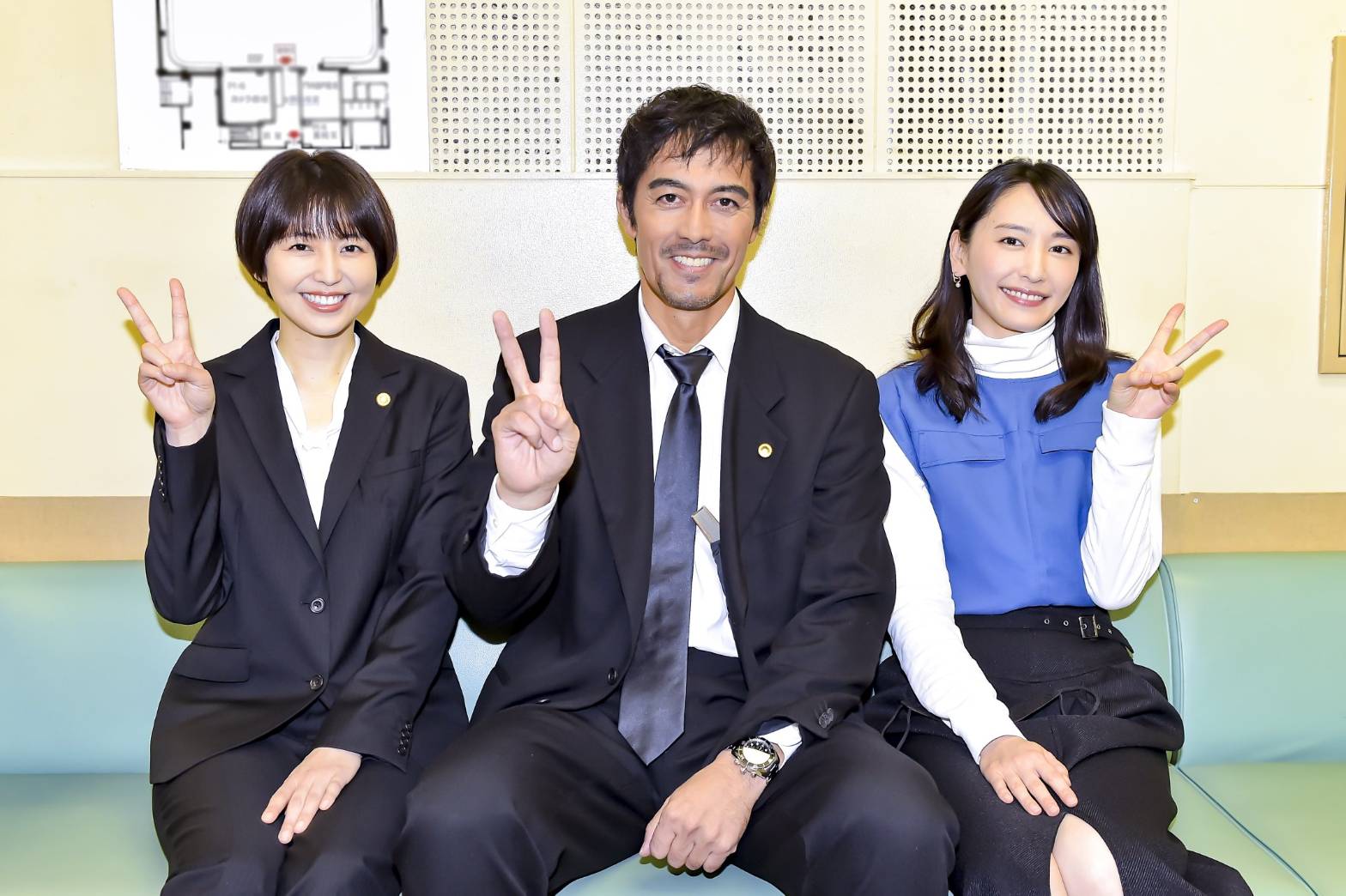 新垣結衣（右）婚後首次露臉獻給《東大特訓班2》，「回家」力挺阿部寬（中）和長澤雅美。（翻攝自《東大特訓班2》官方Twitter）