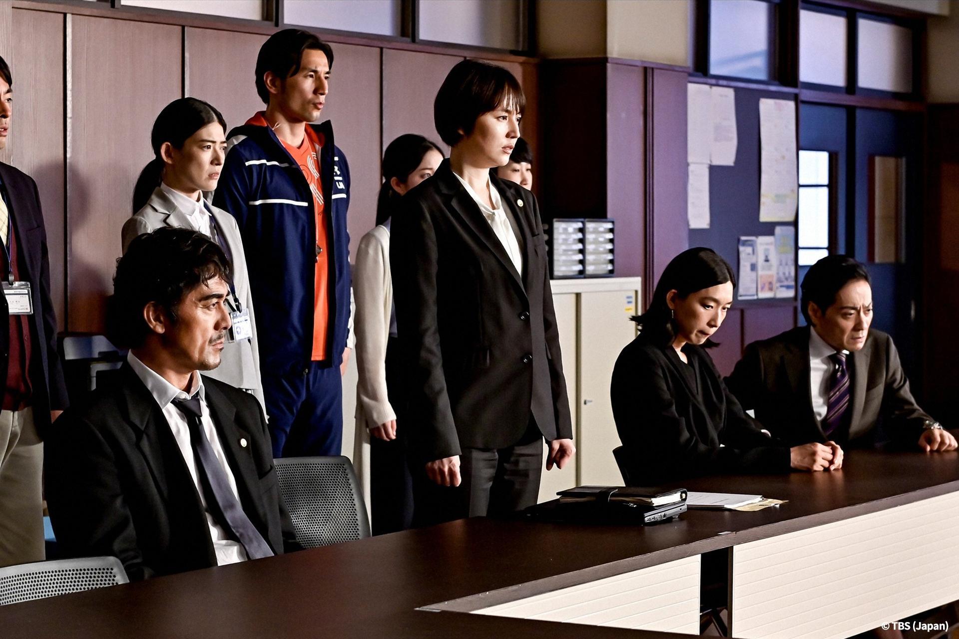 阿部寬（前排左起）和長澤雅美在《東大特訓班2》面臨學校被收購的危機。（friDay影音提供）