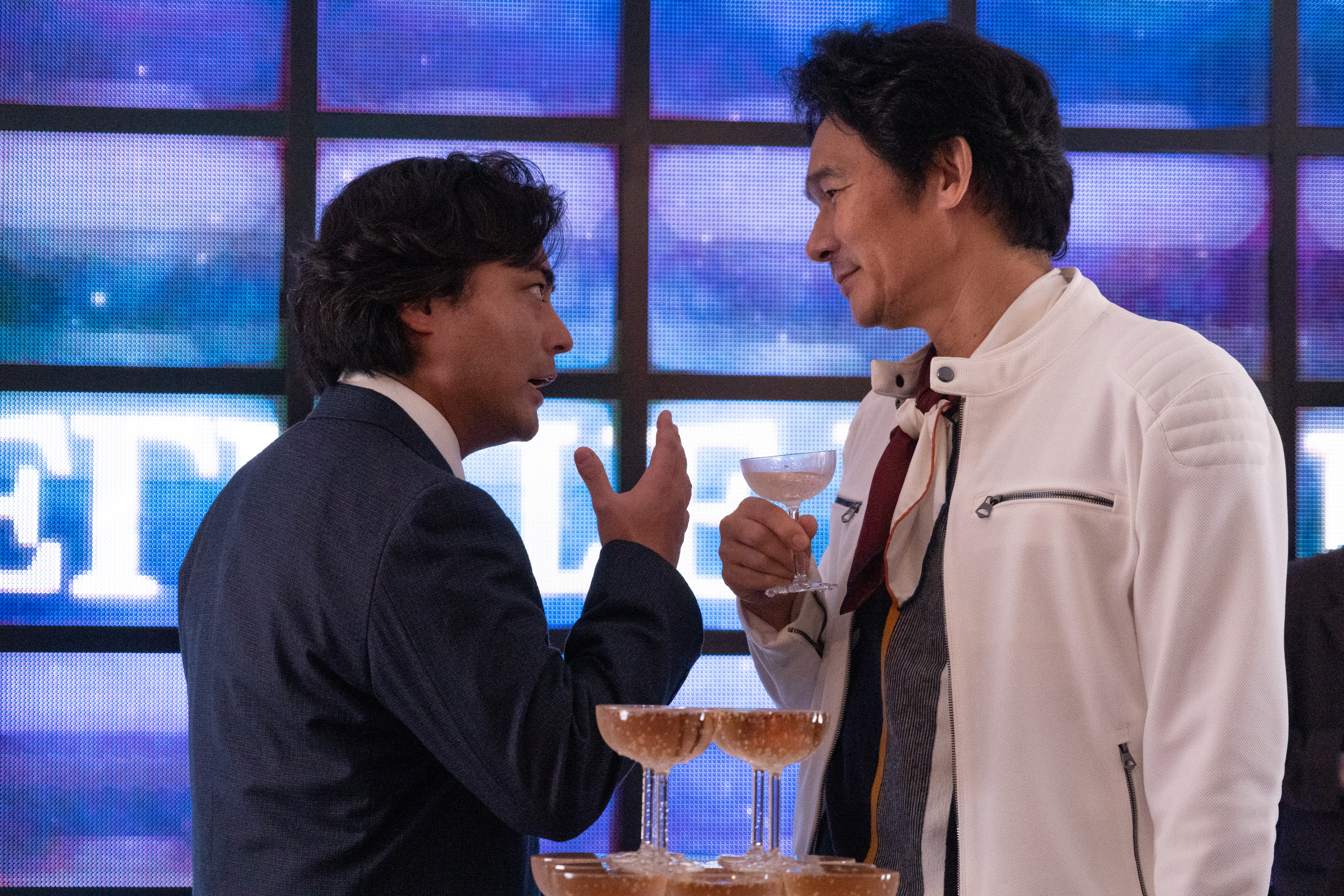 山田孝之(左)飾演AV導演村西透,作品開始受到矚目後野心更大,為了開設衛星台找上伊原剛志。(Netflix提供)