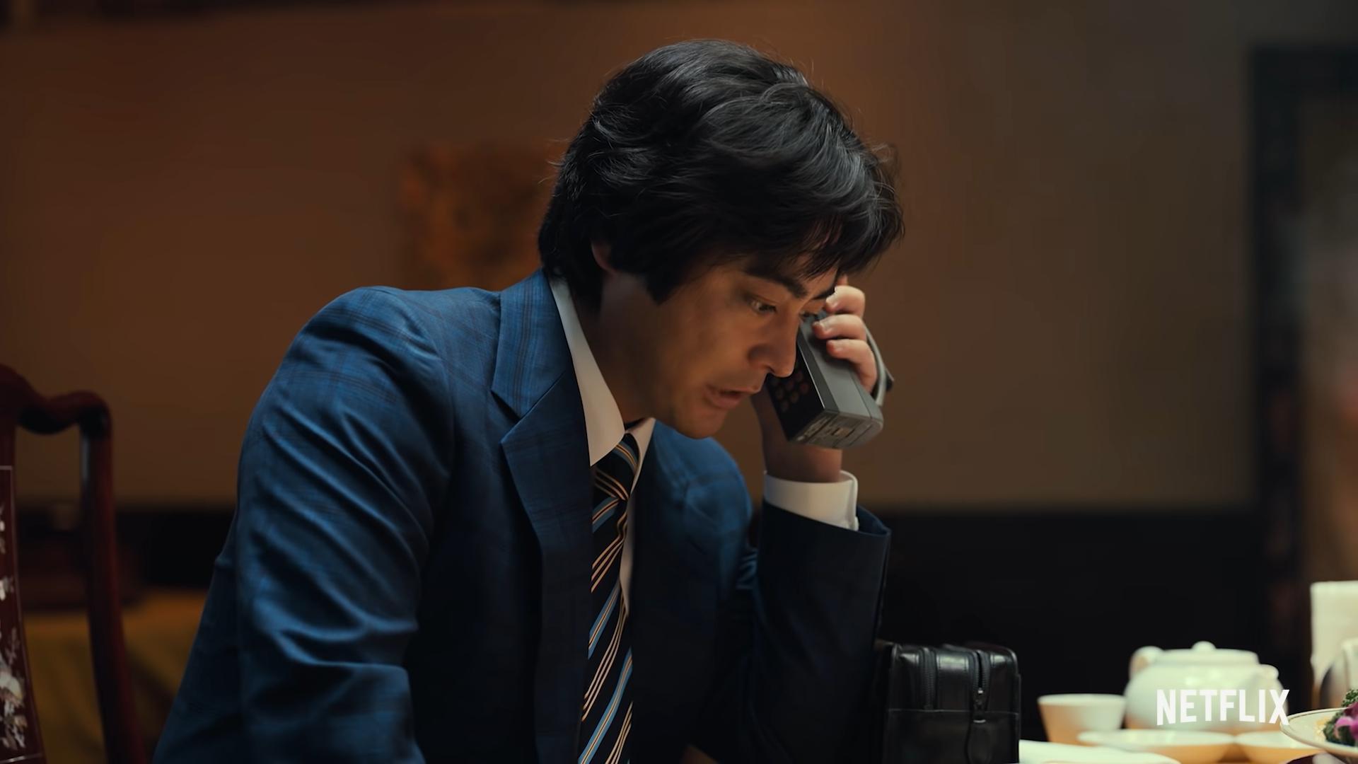《AV帝王 第2季》中可以看到許多反映90年代的巧思,包含山田孝之使用的黑金剛手機。(翻攝自預告畫面)