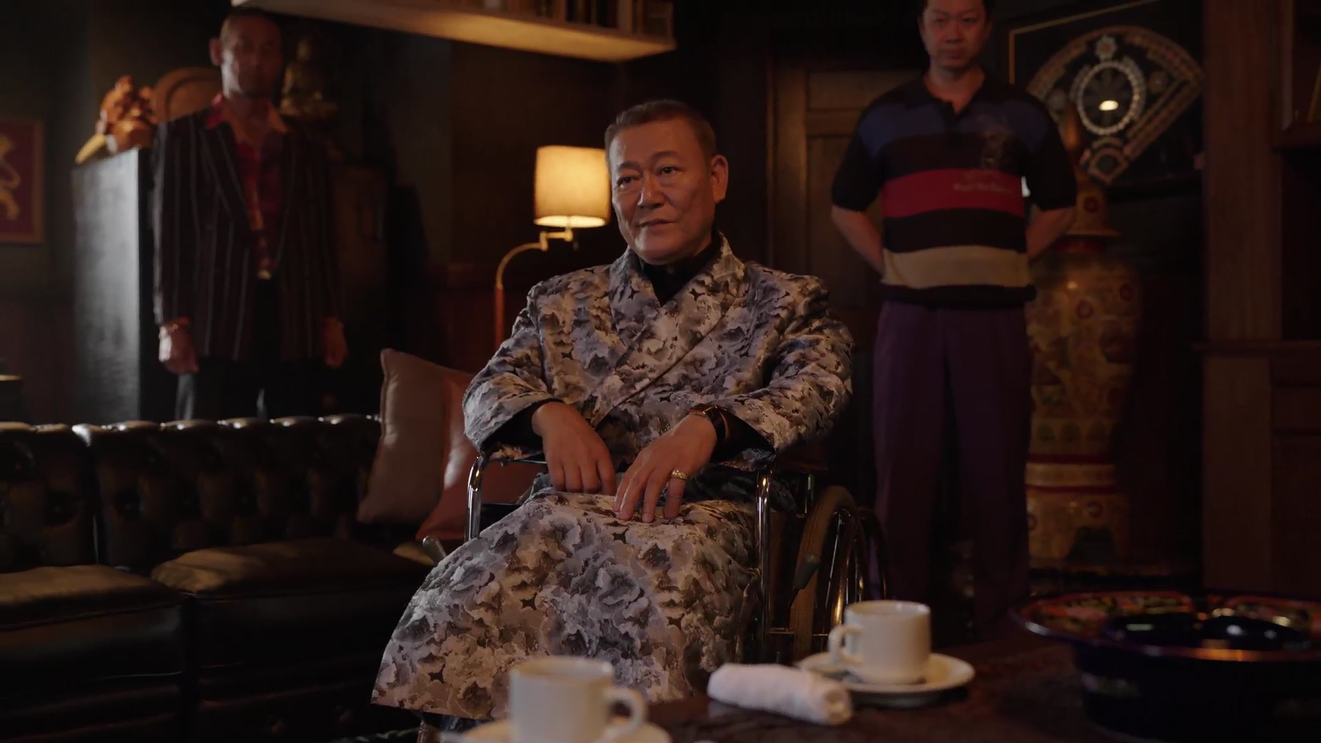 國村隼飾演的黑幫老大在兩季的故事發展中扮演重要角色。(Netflix提供)