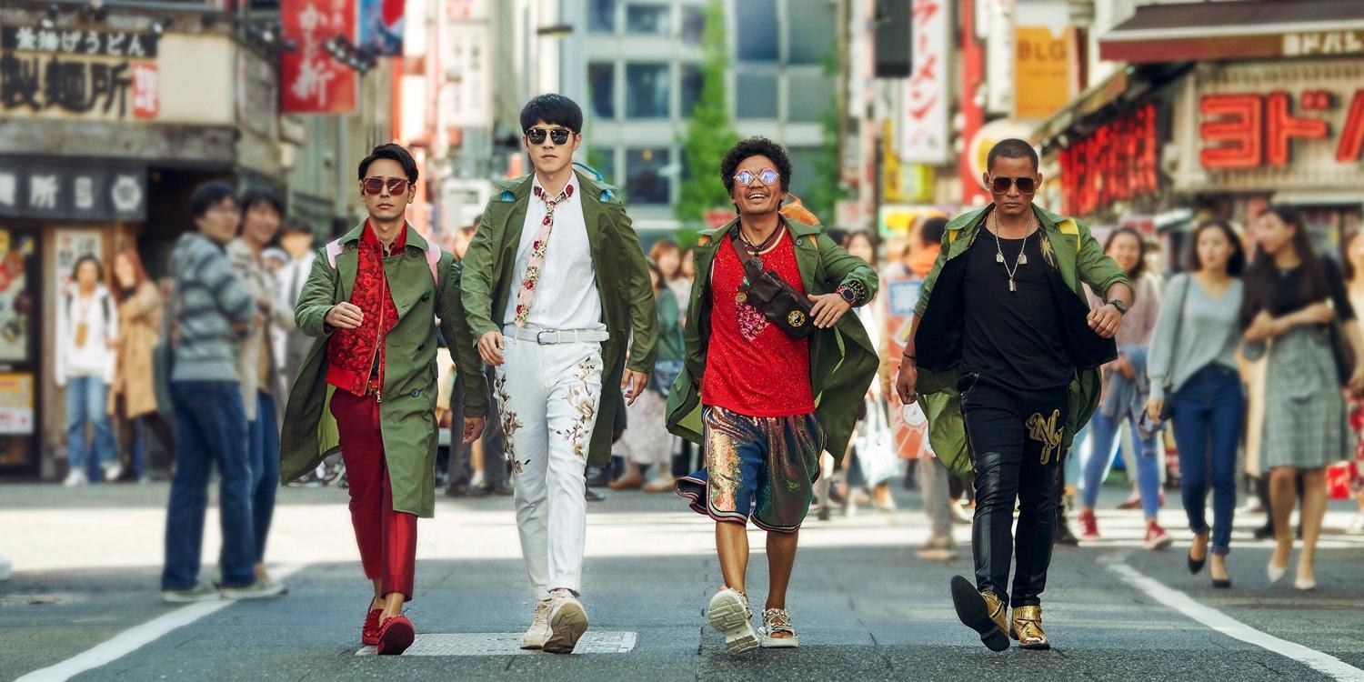 妻夫木聰（左）參與演出的中國電影《唐人街探案3》中也有澀谷街頭的戲，同樣是借用足利SCRAMBLE CITY STUDIO拍攝。（車庫娛樂提供）