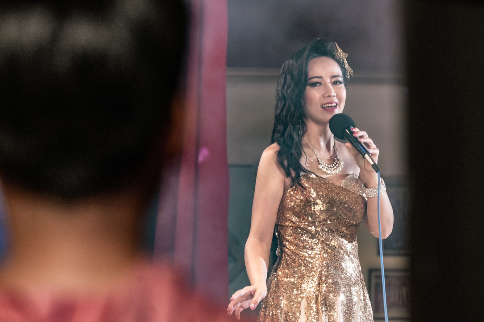 陳仙梅在劇中演出玉女歌手。（民視提供）