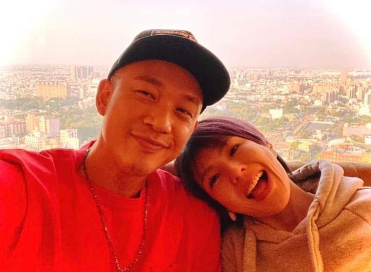 阿Ben（白吉勝）和徐小可（許暐翎）結婚後，就過著幸福甜蜜的日子。（翻攝自白吉勝&徐小可 Love 白宮這一家 Pai’s Family臉書）