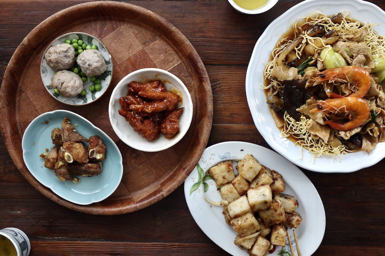 老派飲茶「金獅樓」在疫情期間供應外帶港點，民眾外帶回家泡壺茶，也能感受飲茶儀式感。