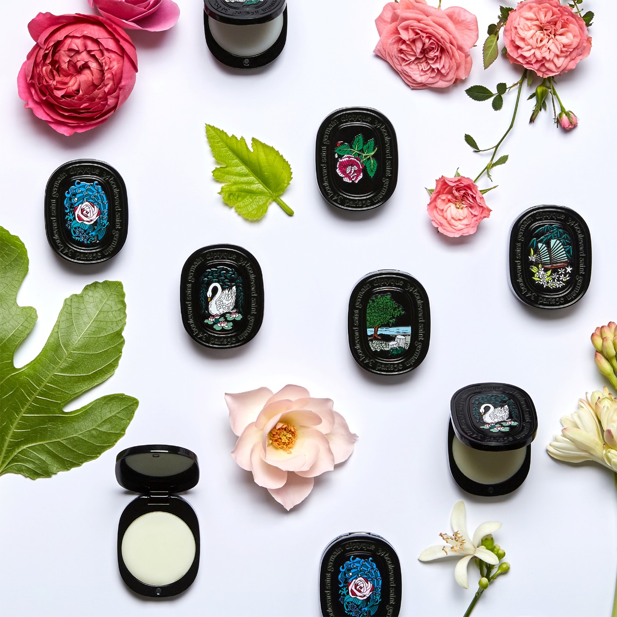 diptyque全新推出彩色面貌的經典香膏系列，鋅合金材質製成的純黑浮雕鐵盒可以保護香膏的穩定度，較不會受到溫差的影響。（10/10 APOTHECARY）