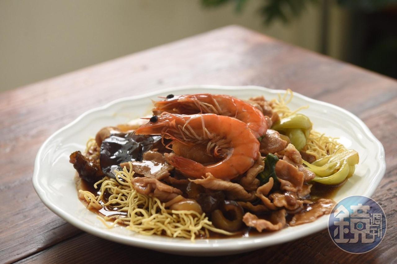 「廣州炒麵」燴有海參、蹄筋、蝦子和肉片,口味重鹹、食材滿滿。