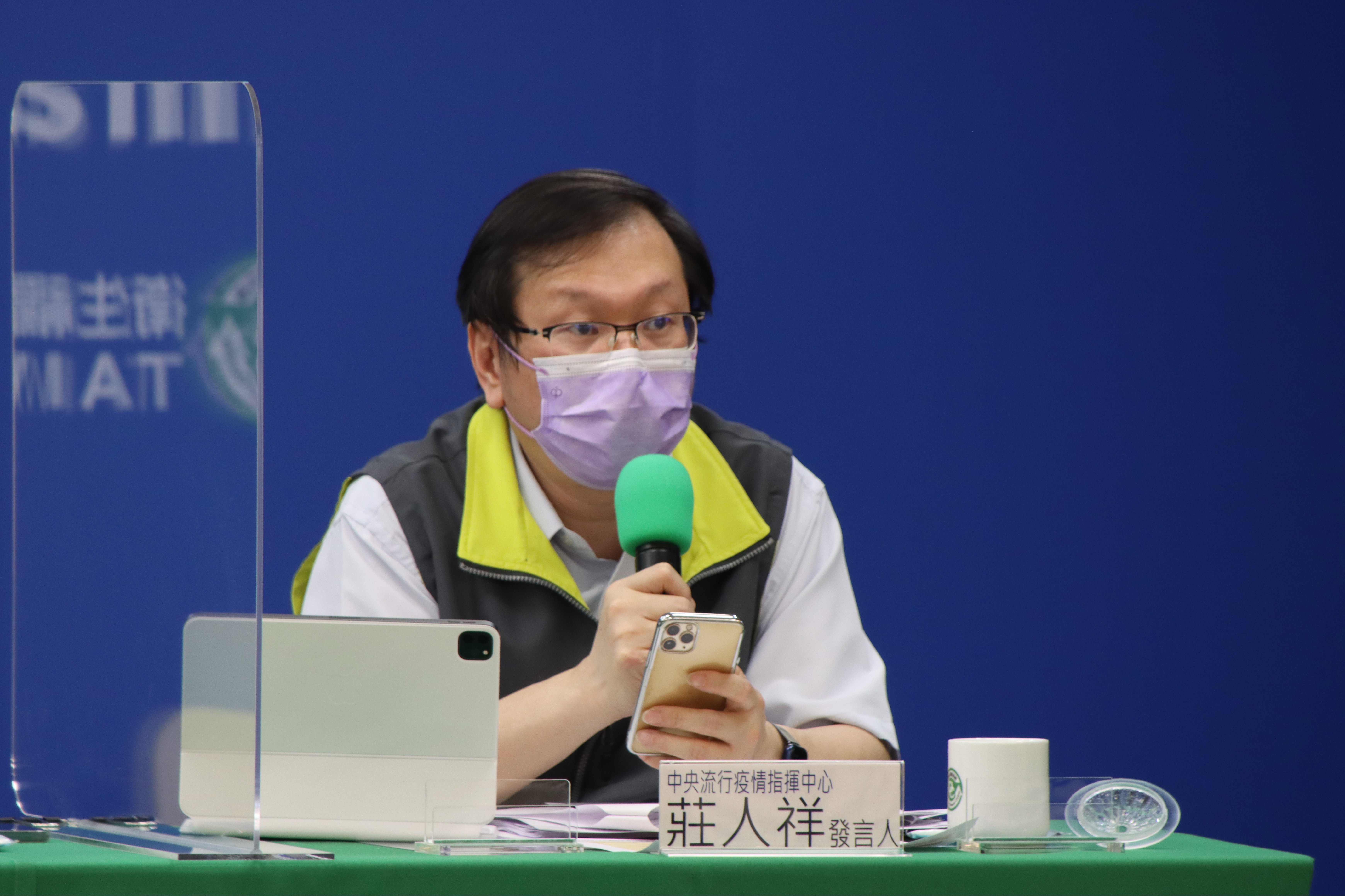 莊人祥就疫苗不良事件做出說明。（指揮中心提供）