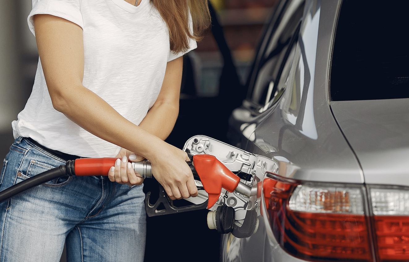 加油站員工好心想幫客人「湊整數」，沒想到最後的金額卻多出1元。（示意圖，圖非當事人，Pexels）