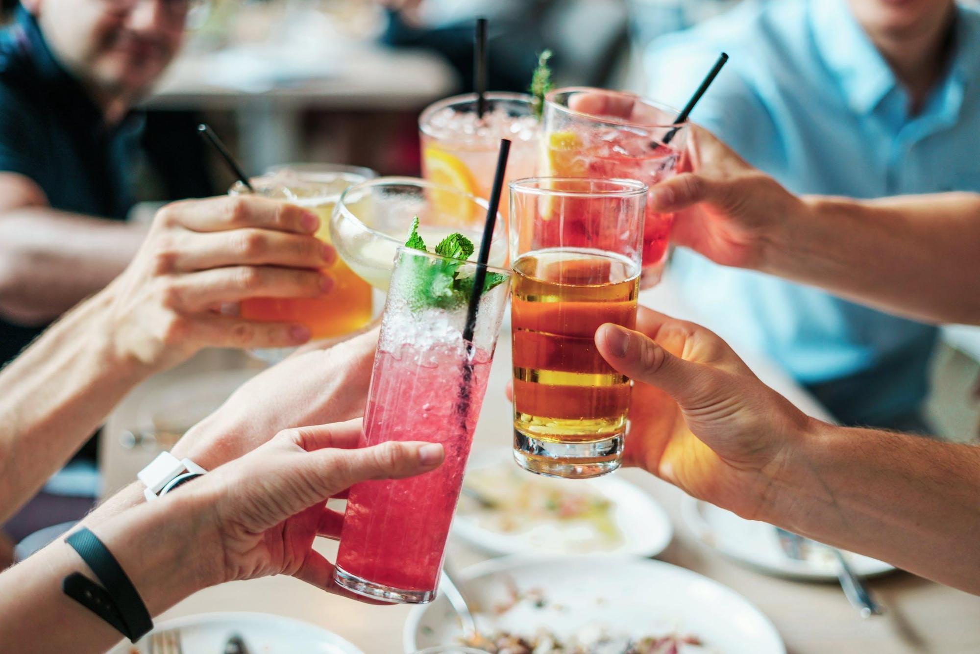 一名網友因一次訂了14杯飲料遭檢舉群聚。(翻攝自pexels)