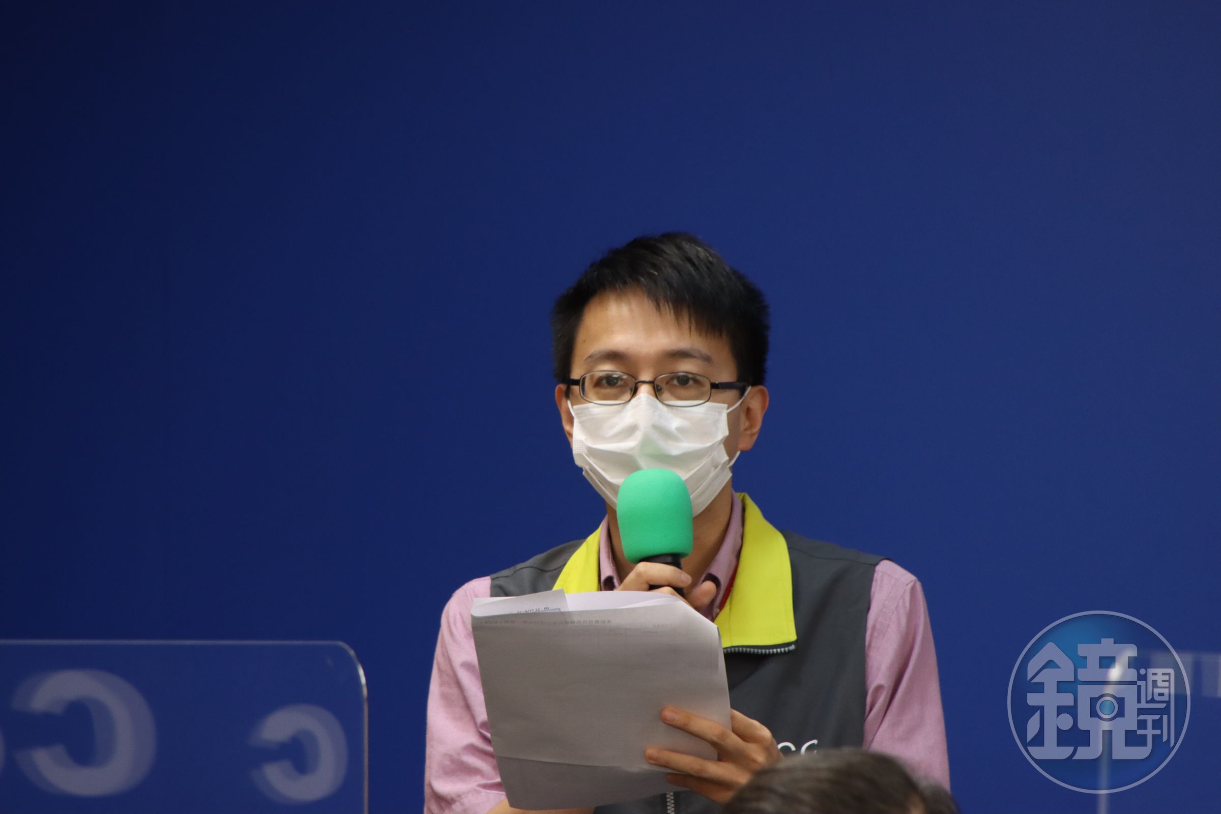 羅一鈞報告長照機構確診的最新進度。（指揮中心提供）