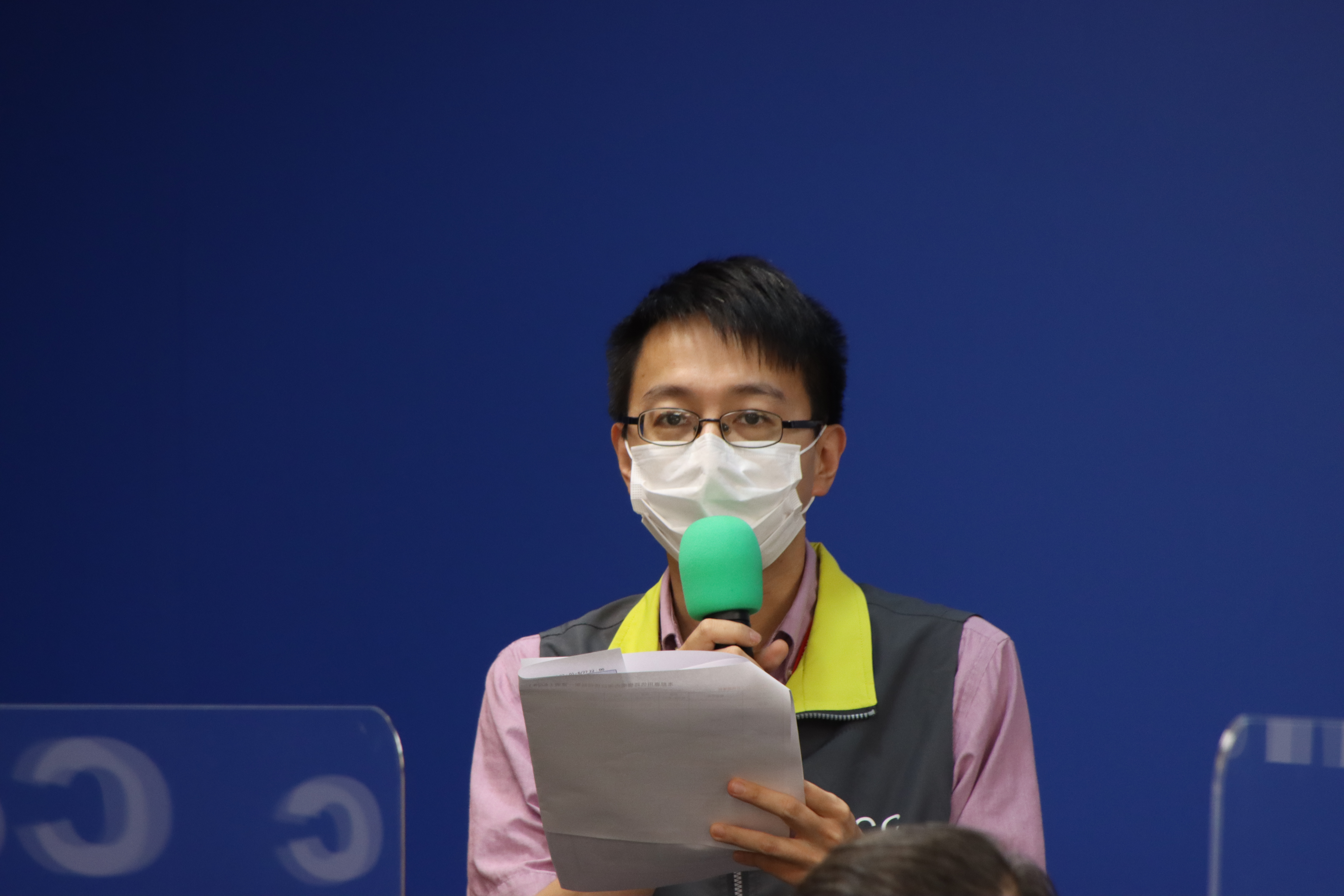 羅一鈞報告長照機構確診的最新進度。（指揮中心提供）
