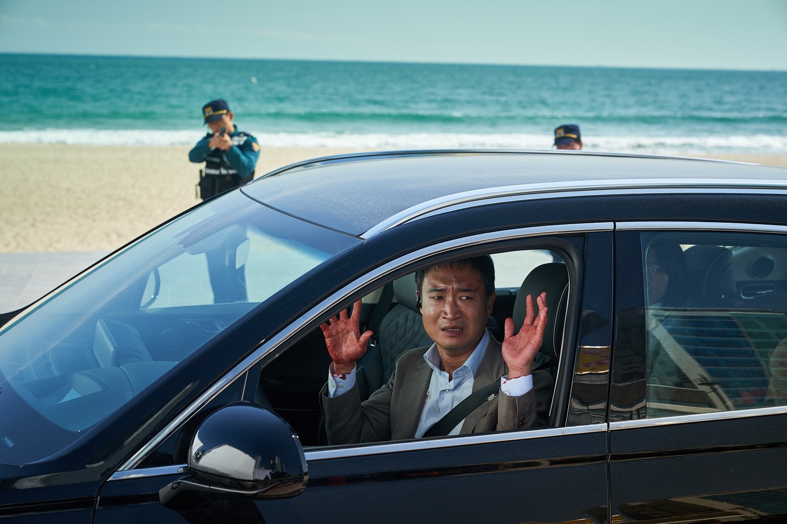 趙宇鎮在電影《極速引爆》飾演銀行經理，在載小孩上學途中接到炸彈威脅電話，還被當作恐怖份子。（車庫娛樂提供）