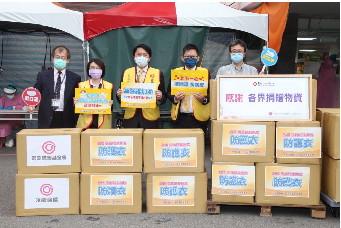 永慶房屋楊哲彥部長(圖中)、張睿杰店長(右2)和賴采瑜經紀人(左2)代表永慶慈善基金會,捐贈2,000件隔離衣給馬偕醫院,由淡水馬偕醫院院長辦公室葉宏恩主任和庶務課林其鋒課長代表受贈。(永慶慈善基金會提供)