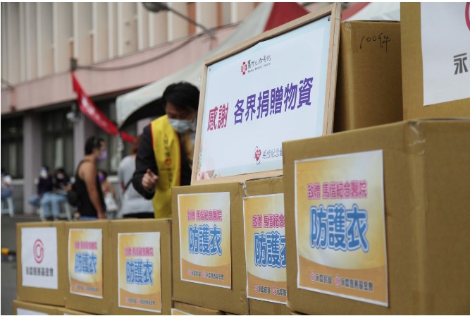 本土疫情升溫後，持續提供防疫相關物資給社區和醫療院所，迄今已提供超過300頂防疫帳篷、近萬副防疫面罩，永慶跟民眾和醫護人員攜手對抗疫情。（永慶慈善基金會提供）