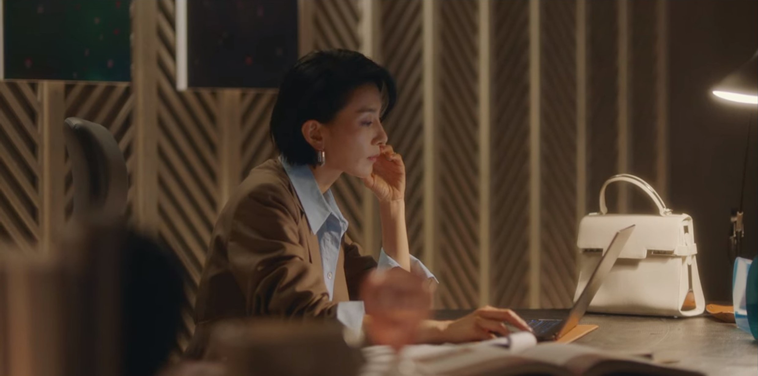 《我的上流世界》中，女星金瑞亨使用DELVAUX Tempête包款。（美之心提供）