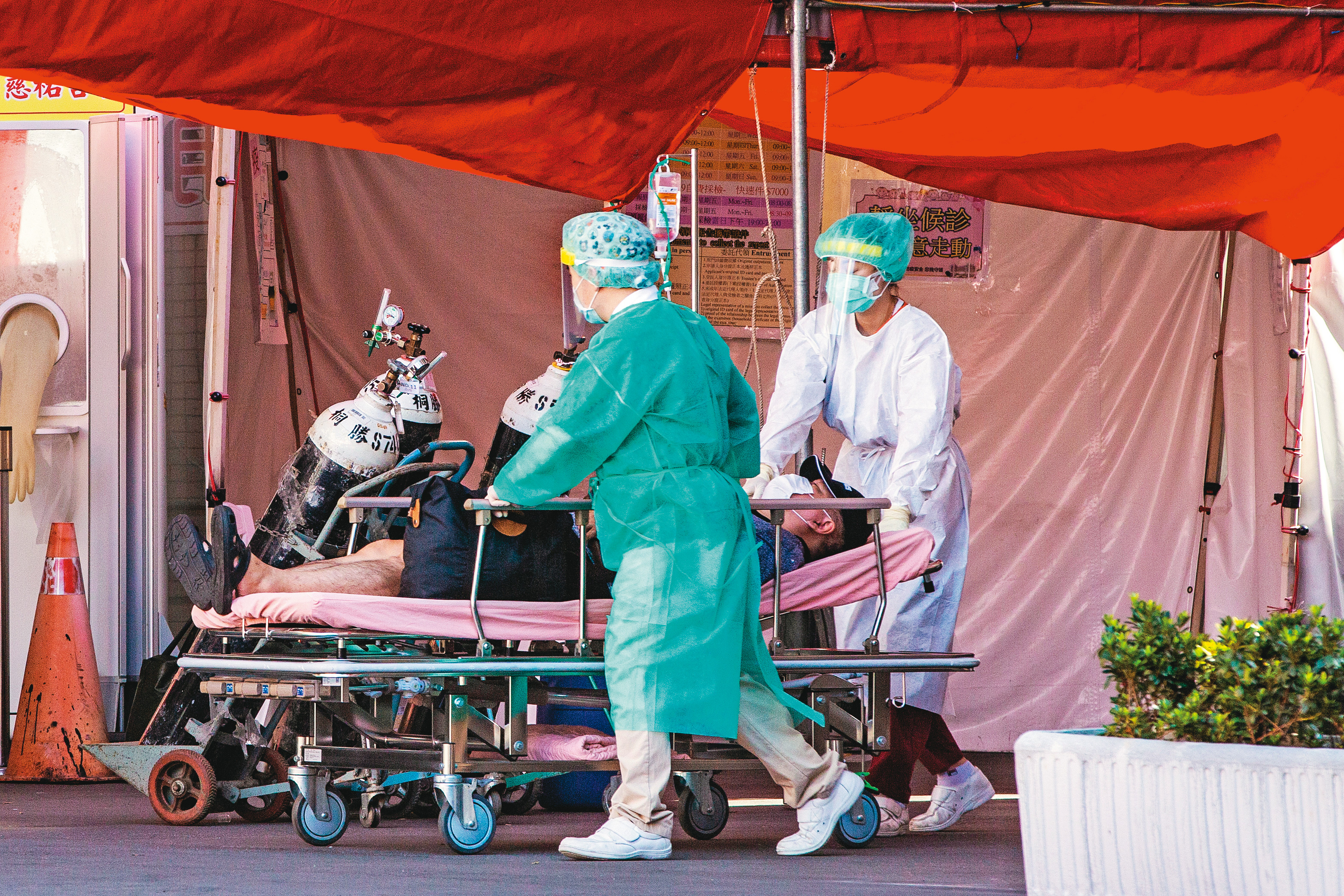 所有亂象，歸根究柢，還是疫苗不夠。整個社會望穿秋水，心焦氣躁，等著新疫苗到家。
