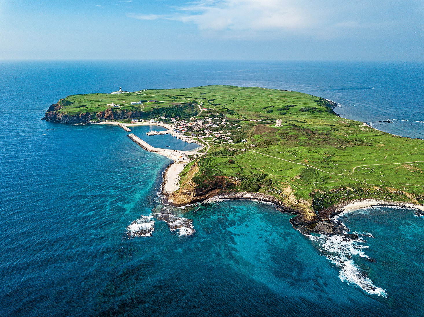 位於馬公南方的東吉，是澎湖南方四島國家公園的其中一座島嶼。