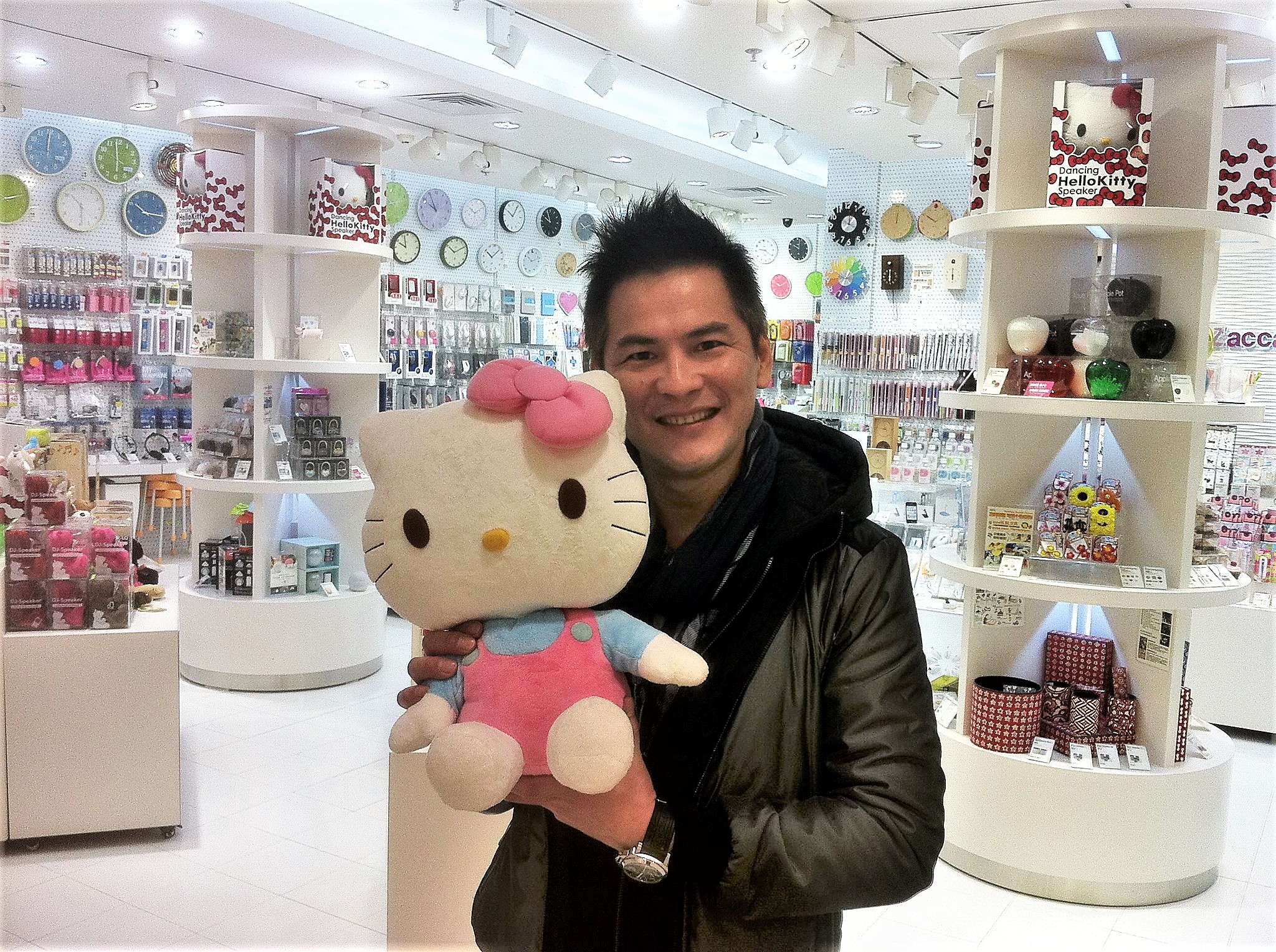 資深Kitty控的馬國賢被可愛相關商品包圍，神情興奮。（艾迪昇傳播提供）