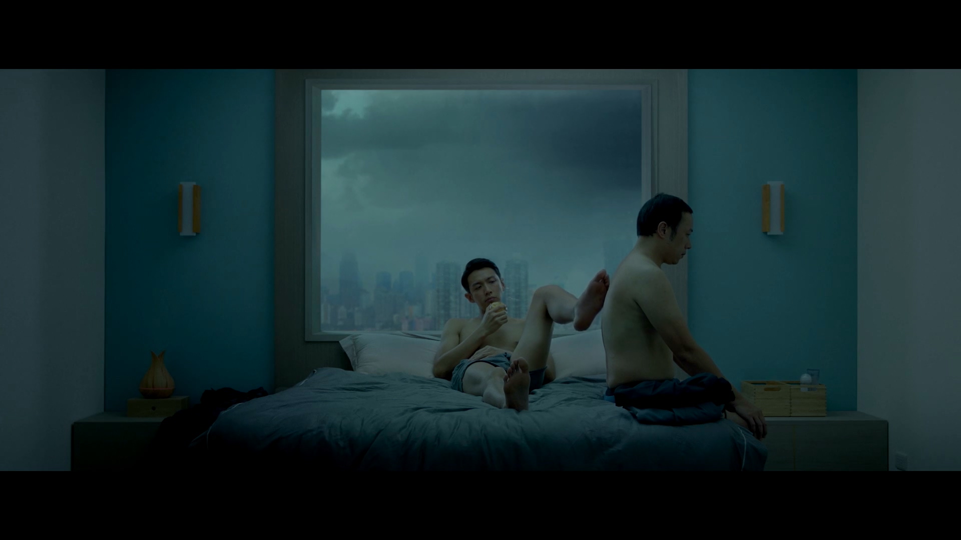 柯震東大膽演出性工作者，與男人們有著曖昧的肢體接觸。（翻攝自《MONEYBOYS》預告）