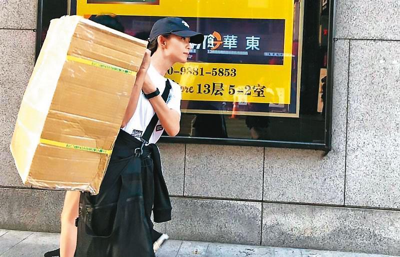 藝人葉全真(圖)曾為陳昭榮的事業夥伴,但在去年退出公司經營。(翻攝翰成數位直播)