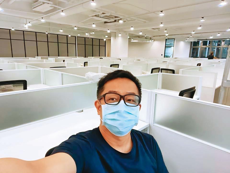 為擴張事業版圖,陳昭榮在台北市內湖砸重金打造全新攝影棚、辦公室。(翻攝陳昭榮臉書)