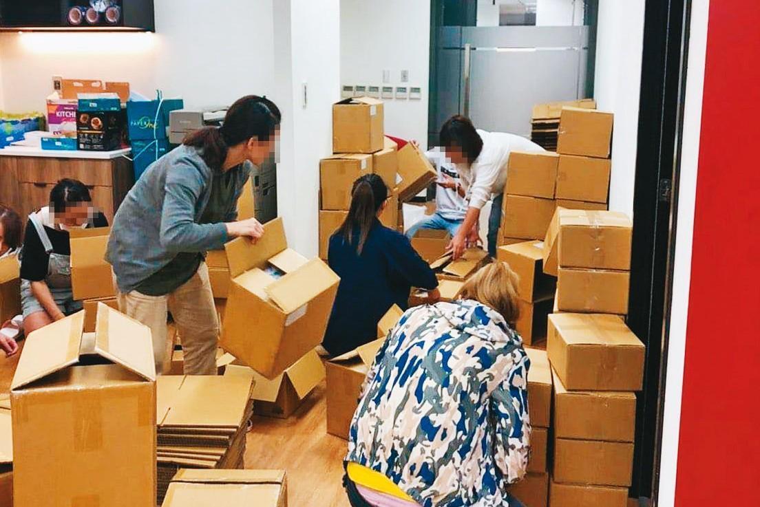 陳昭榮公司員工的工作量很大,經常忙到不可開交。(翻攝阿榮嚴選臉書)