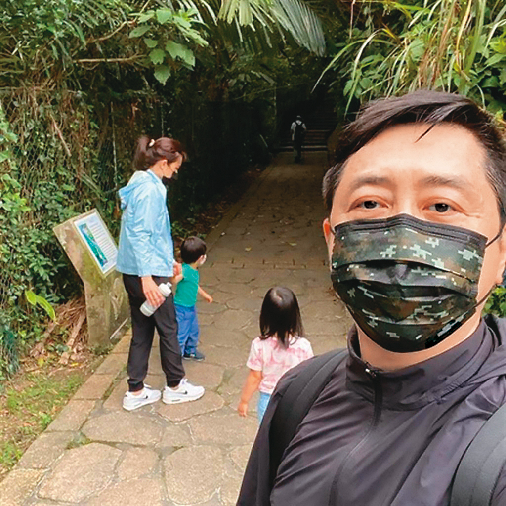 哈林(前)疫情期間帶全家人爬山放風,被網友質疑成防疫破口。(翻攝自庾澄慶臉書)