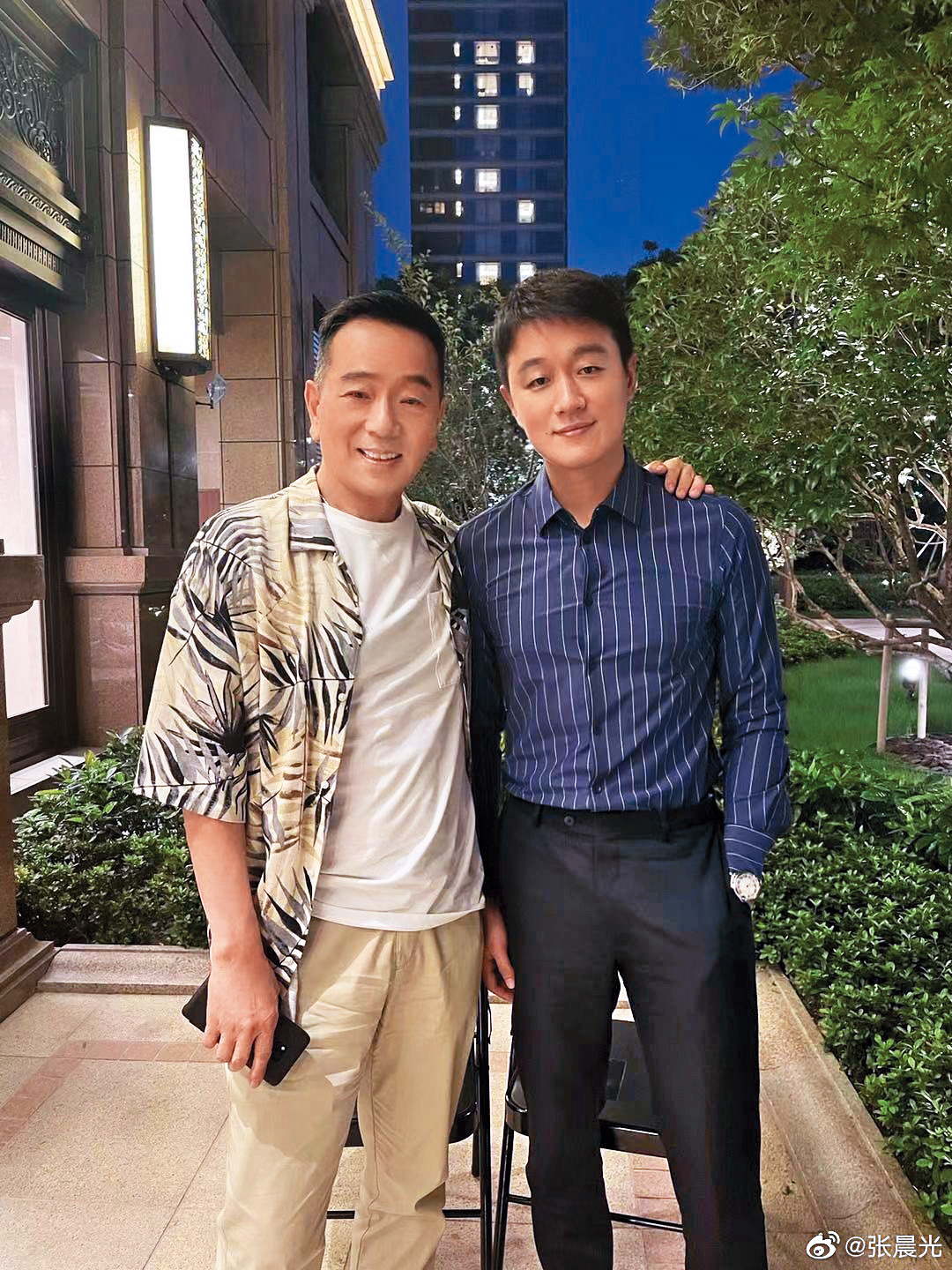 張晨光(左)撇開酸民言論,日前曬照露出開心笑容,跟「失散15年的兒子」佟大為(右)見面。(翻攝自張晨光微博)