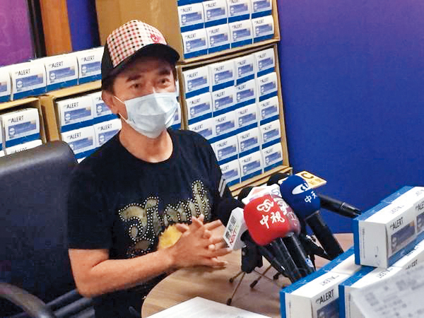 吳宗憲捐贈新冠肺炎快篩試劑給全台各地村、里，但里長領取時，被要求要下載PGTalk軟體，遭各界質疑。（翻攝自PGTalk提供）