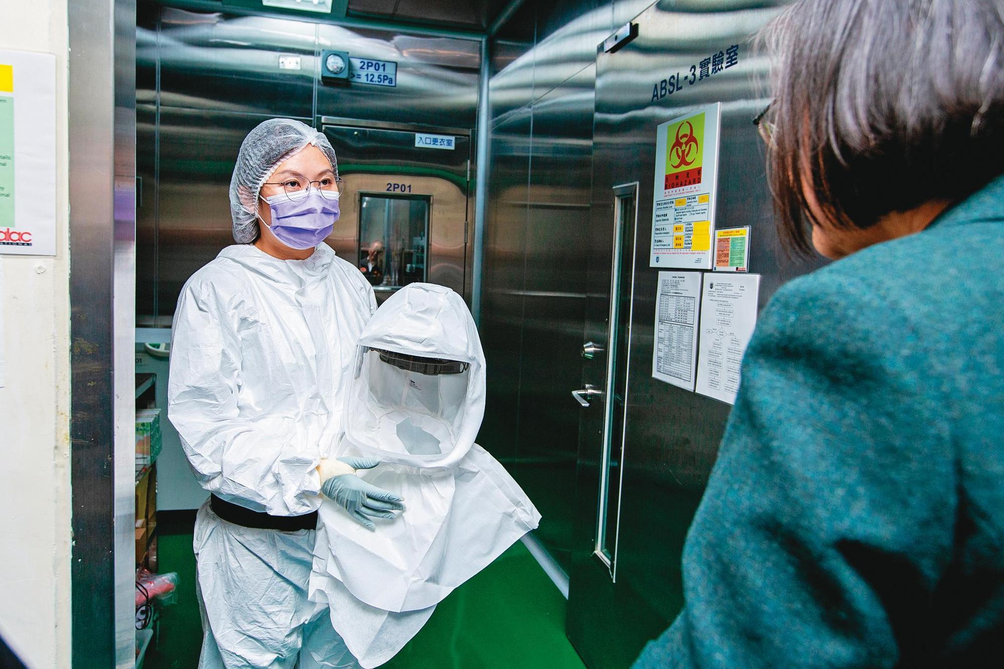 國衛院生物製劑廠擴廠後將新增6條產線及P3實驗室。圖為去年2月總統蔡英文視導國衛院畫面。(總統府提供)