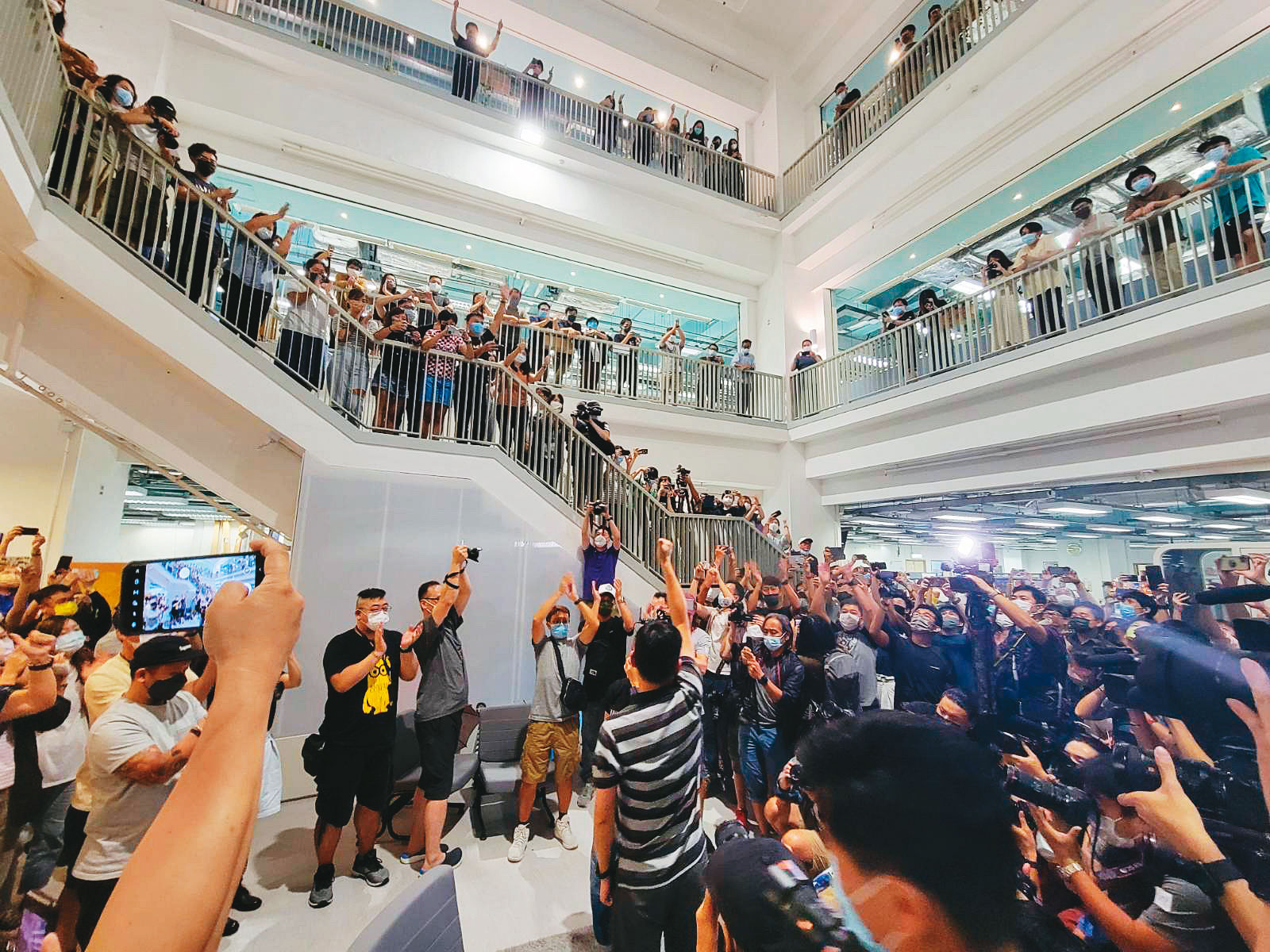 6月23日，《蘋果日報》宣布提早於當晚關閉，員工晚間在報社大樓內互相打氣。（受訪者提供）