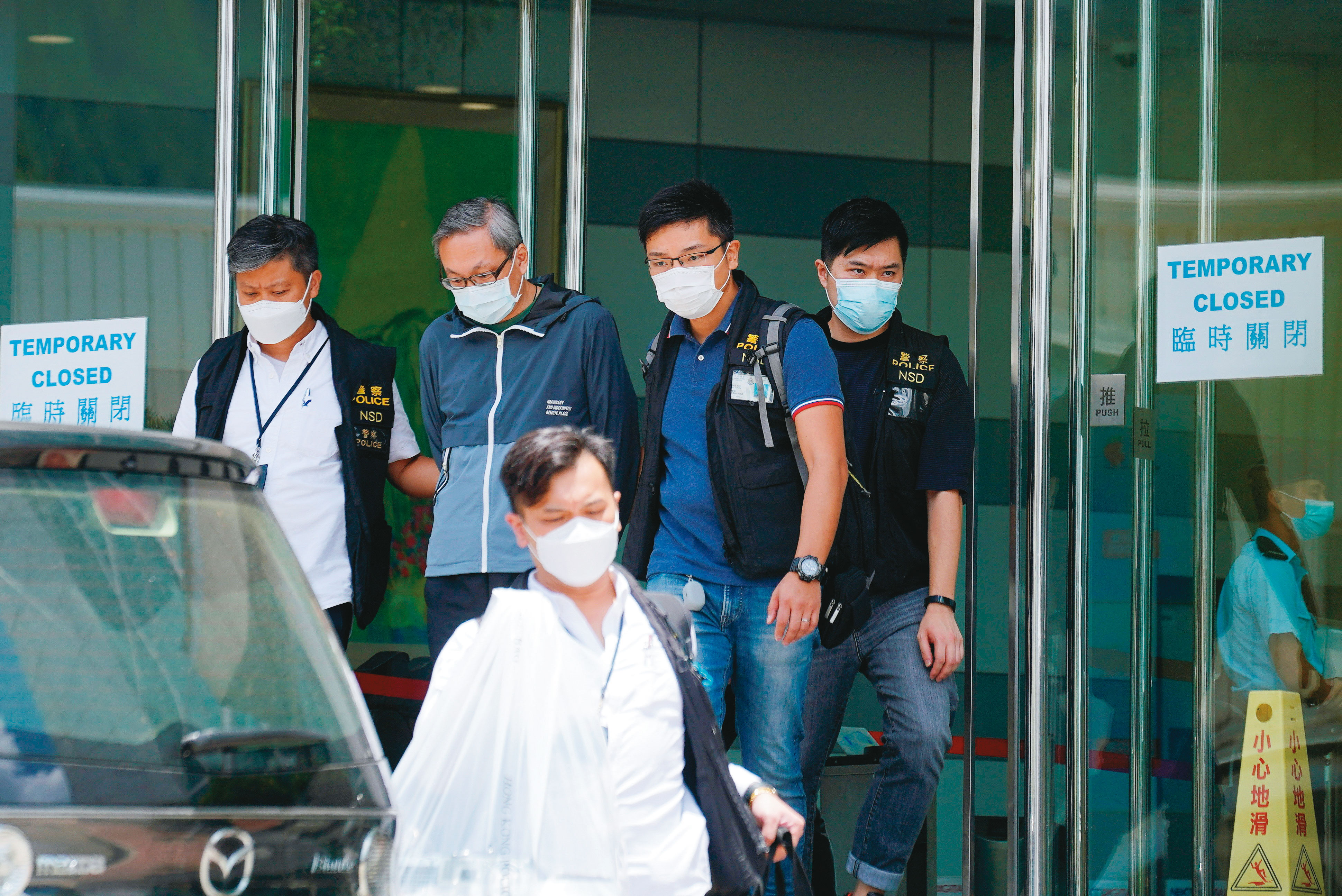 6月17日，港警以涉嫌違反香港《國安法》拘捕《蘋果日報》5名高層，包含壹傳媒集團行政總裁張劍虹（左2）。（達志影像）
