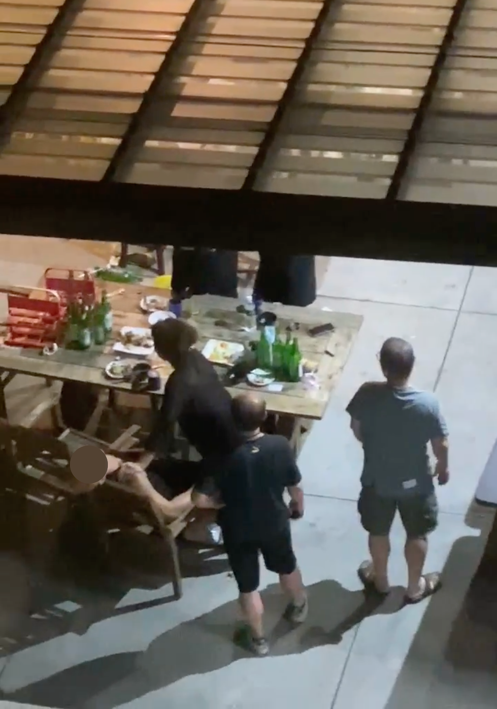 桃園某知名火鍋店多人群聚喝酒，還有人醉癱在椅子上。（翻攝自桃園爆報臉書）