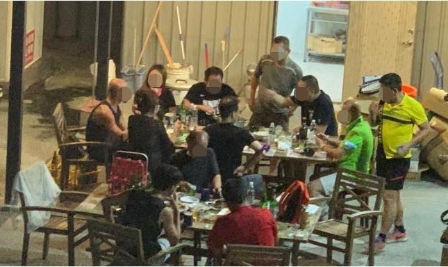 桃園某知名火鍋店遭爆多人群聚,報警卻無人理。(翻攝自桃園爆報臉書)
