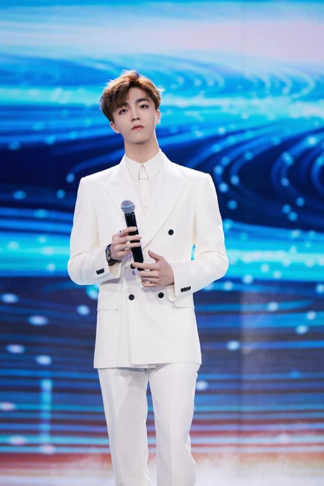 自《偶像練習生》出道的20歲台灣男星陳立農也要捐贈100萬元。（翻攝自臉書陳立農）