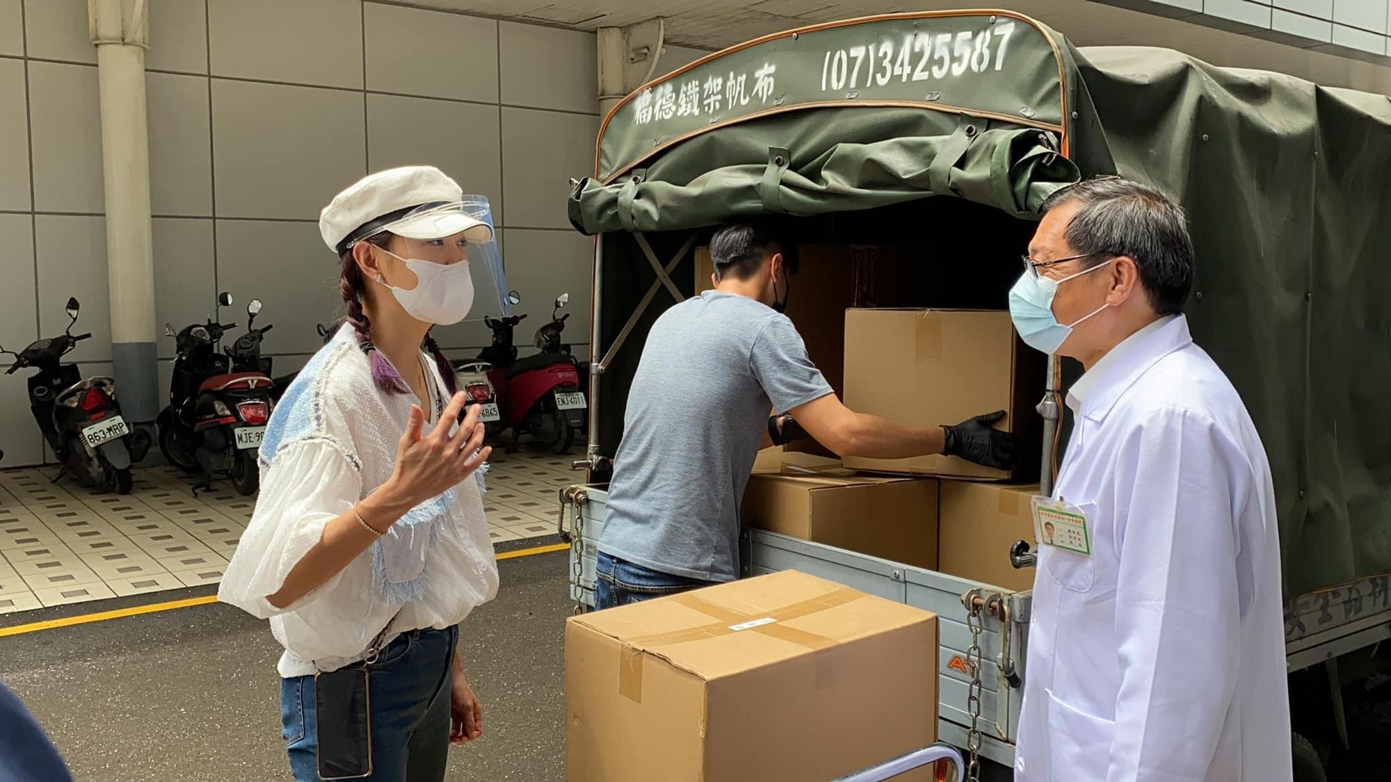 賈永婕為了讓自己捐贈防疫醫療器材能有效被利用，甚至遠赴屏東親自協助配送。（翻攝自臉書賈永婕的跑跳人生）