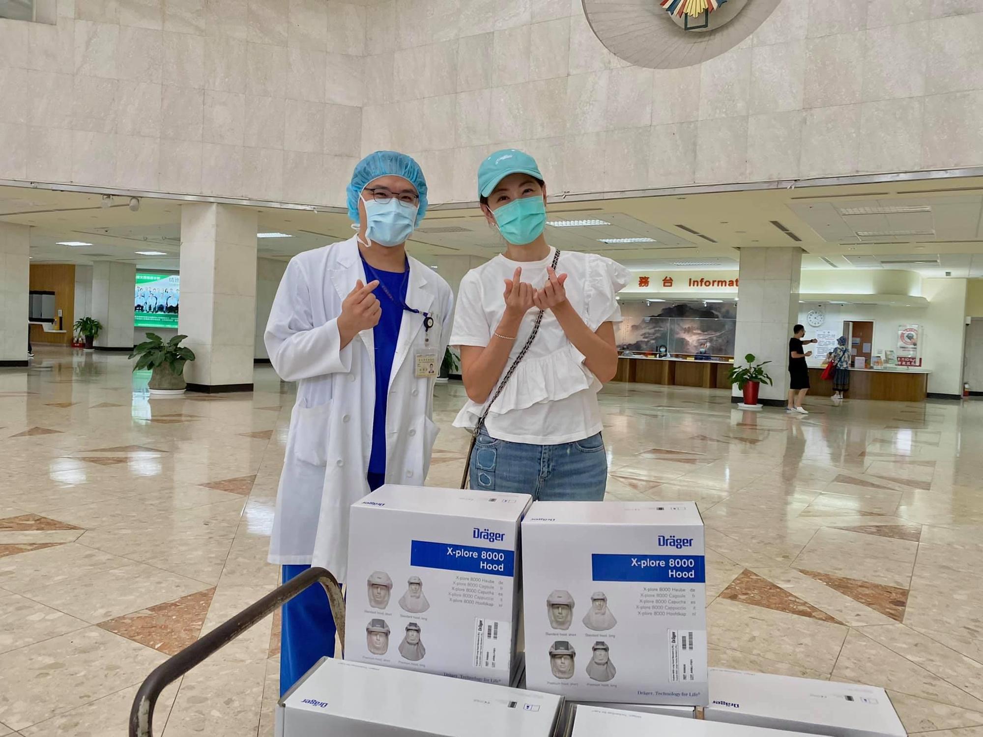 女星賈永婕（右）近日忙著到各醫院捐贈、分配防疫物資，許多藝人朋友也響應她的善舉。（翻攝自臉書賈永婕的跑跳人生）