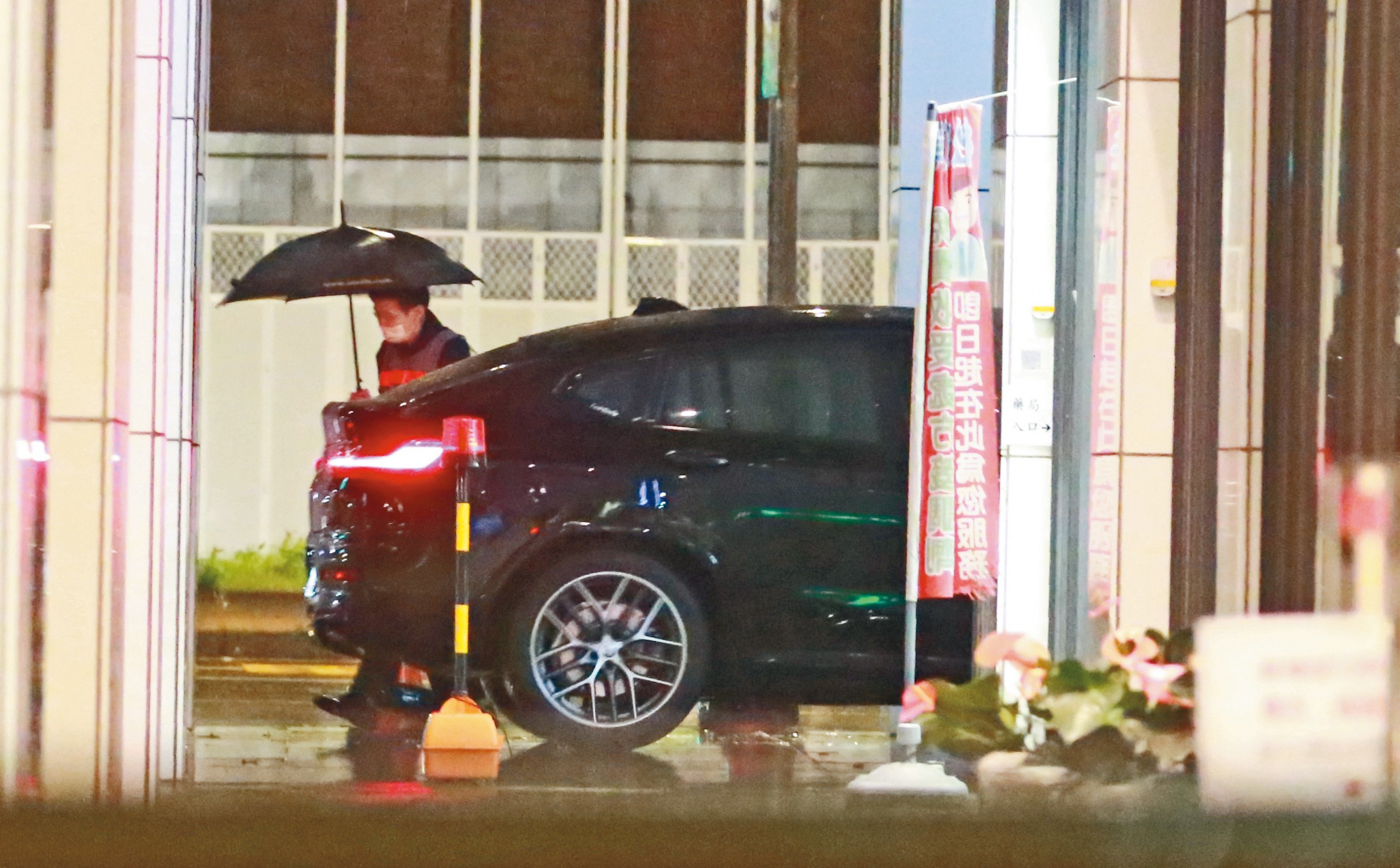 19:28 結束1個小時的會議後，張承中再度開車返回信義區住家。