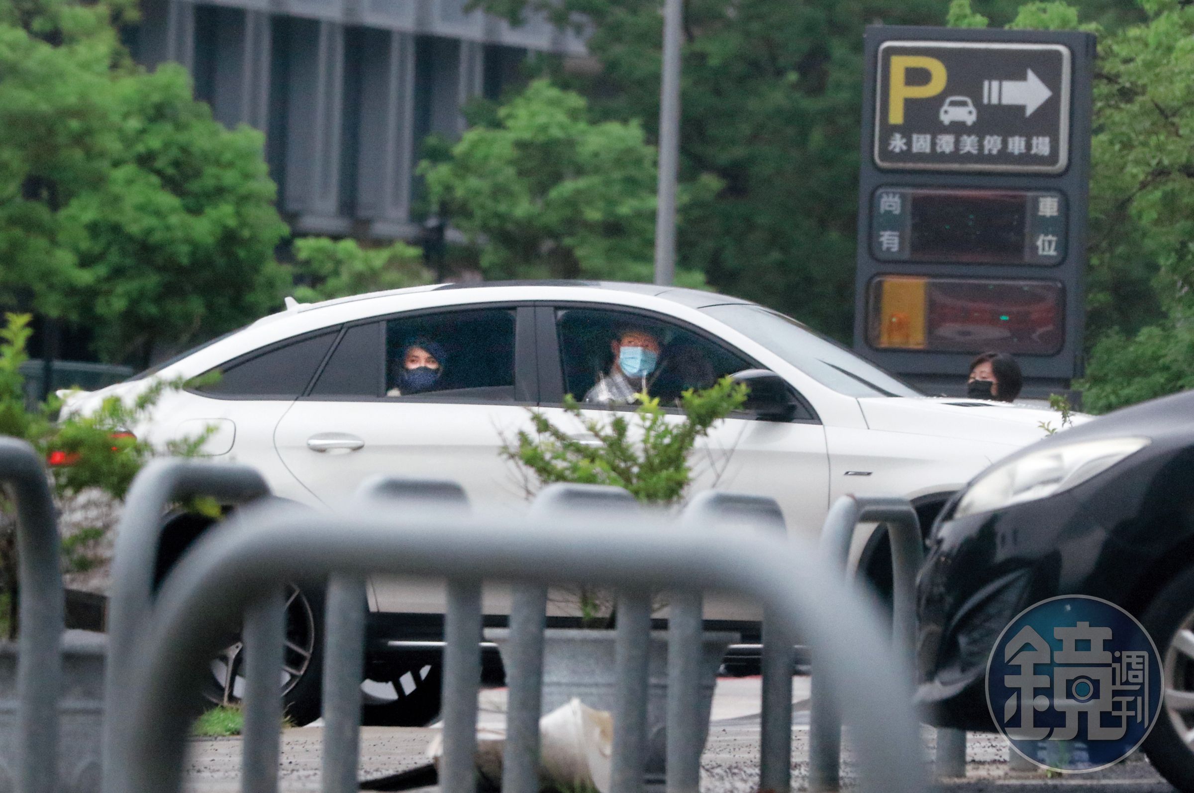 17:19 結束拍攝工作後，熊熊（左）沒有馬上回家，而是回到橙想娛樂繼續工作，車上還有姐妹淘小優。