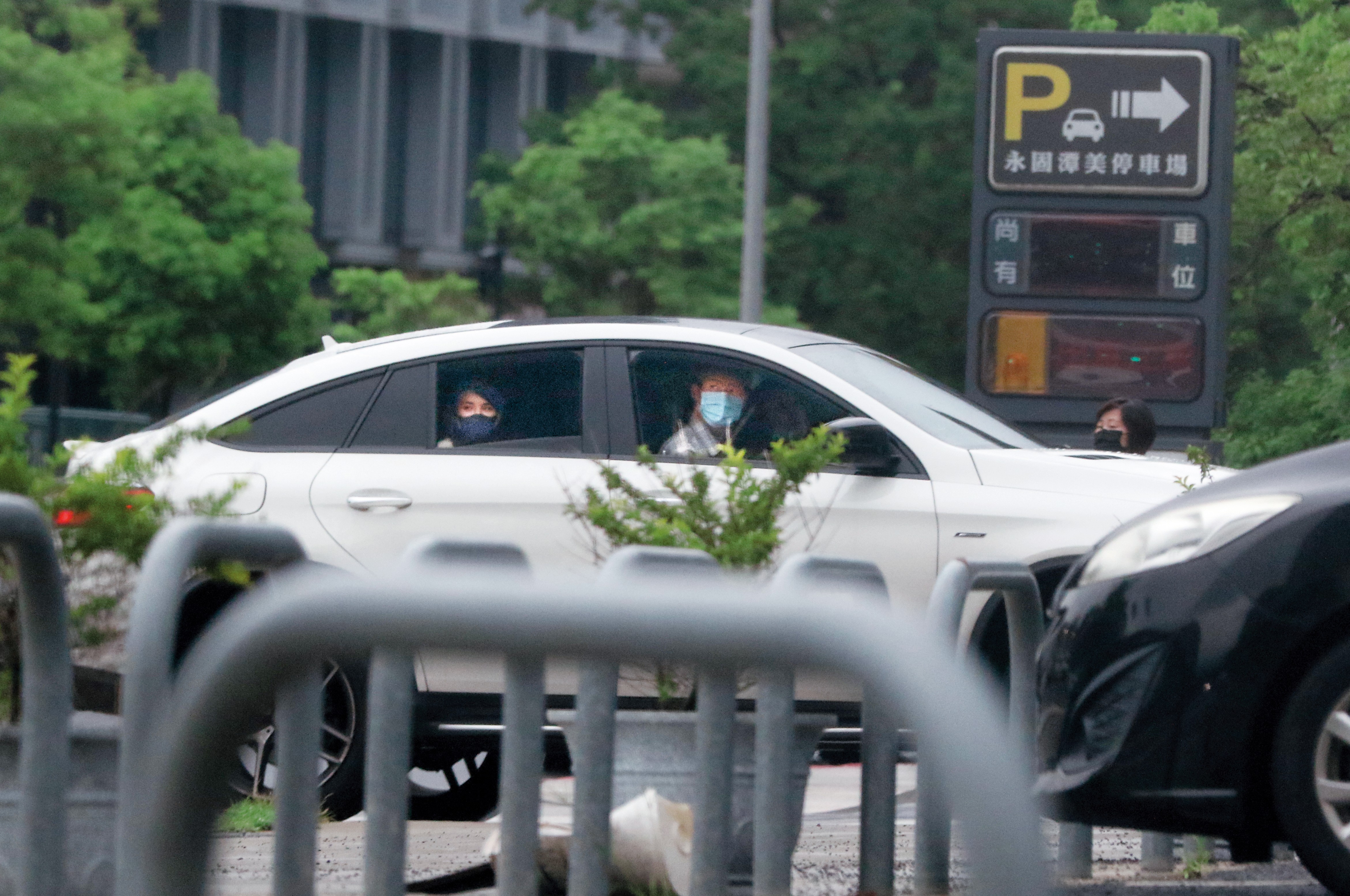 17:19 結束拍攝工作後，熊熊（左）沒有馬上回家，而是回到橙想娛樂繼續工作，車上還有姐妹淘小優。