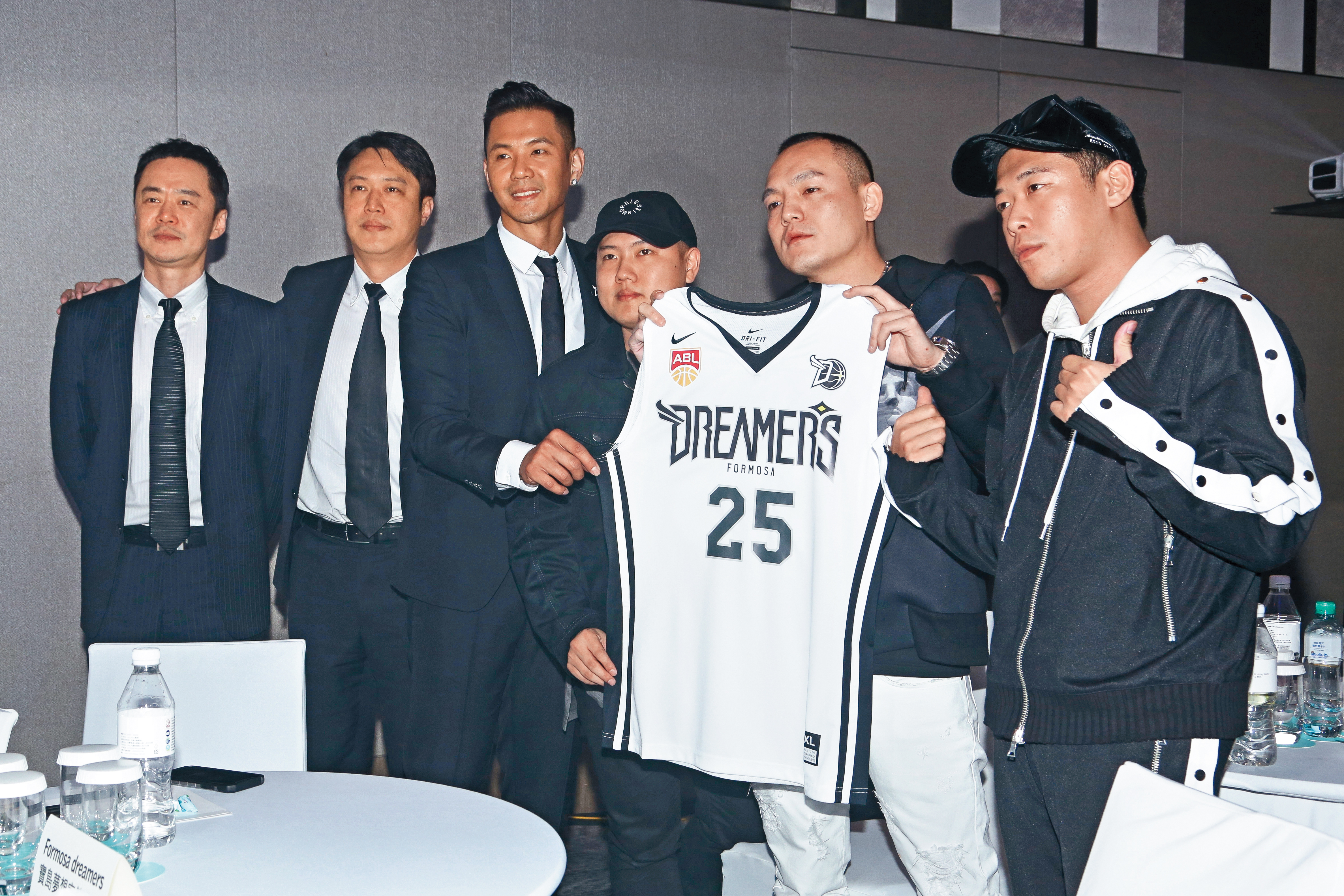 春風（右二）師弟BCW（右一、右三）曾為「夢想家籃球隊」製作專屬主題曲，張承中（左一）與黑人（左三）送上25號專屬球衣。